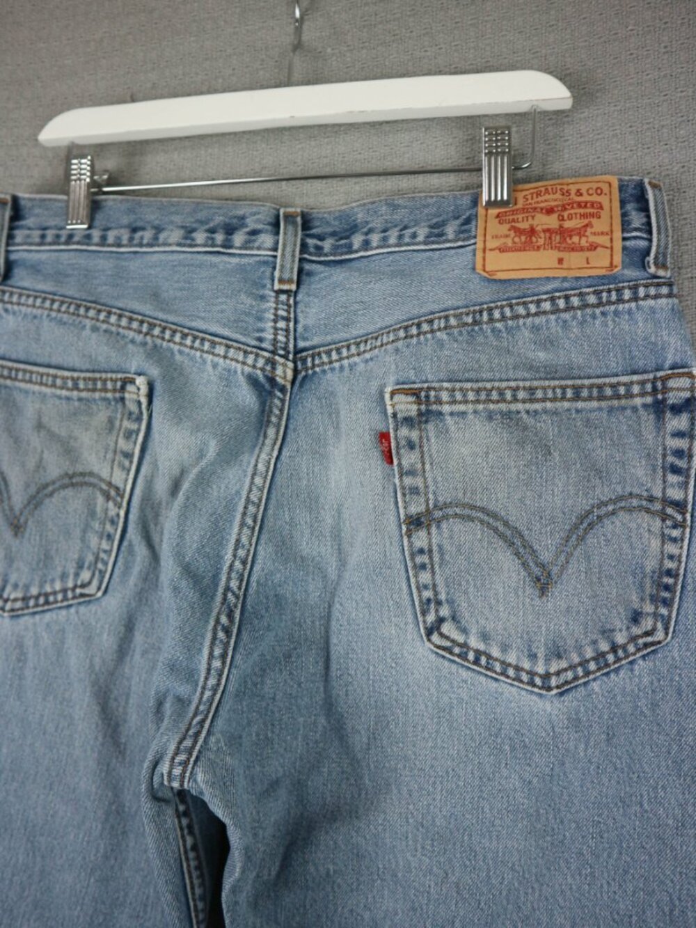 Levi's Relaxed Fit Light Wash Denim Jeans Vintage 35x27.5 - Picture 7 of 9